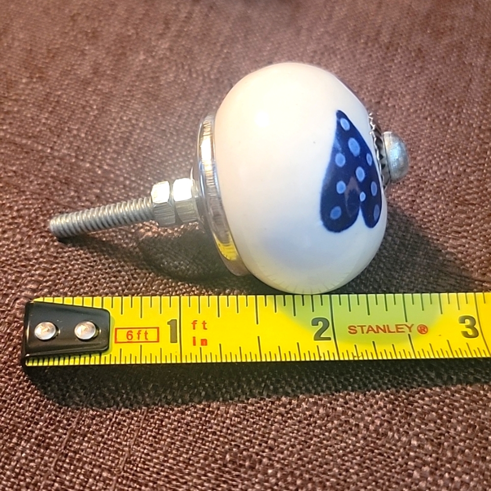 (4) Ceramic cabinet knobs or drawer pulls - Picture 3 of 4